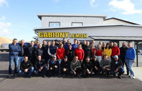 zaměstnanci společnosti Gabiony Lemon před firemní budovou